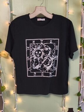 Women's Romwe Sun Moon Stars Tarot Universe Black White Crop Tee S